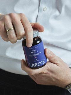 Gut Shield - premium suplement z laktoferyną, colostrum i maślanem sodu na zdrowe jelita i trawienie | Labify