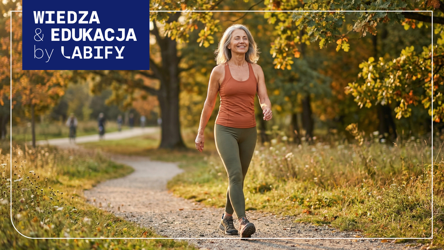 kobieta spaceruje po parku