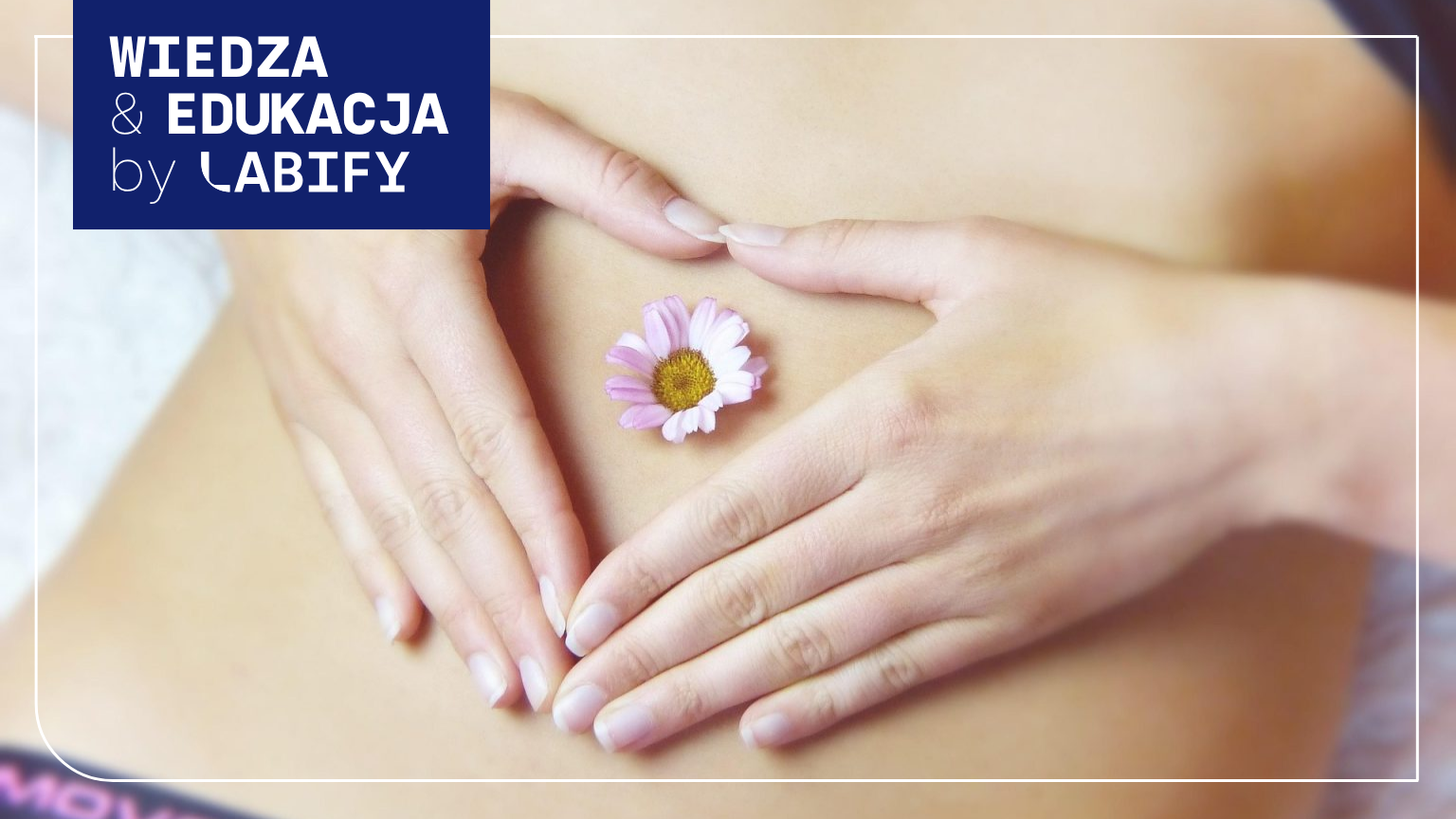 kwiat na brzuchu kobiety