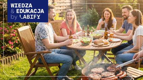 rodzinia siedzi przy stole na dworze