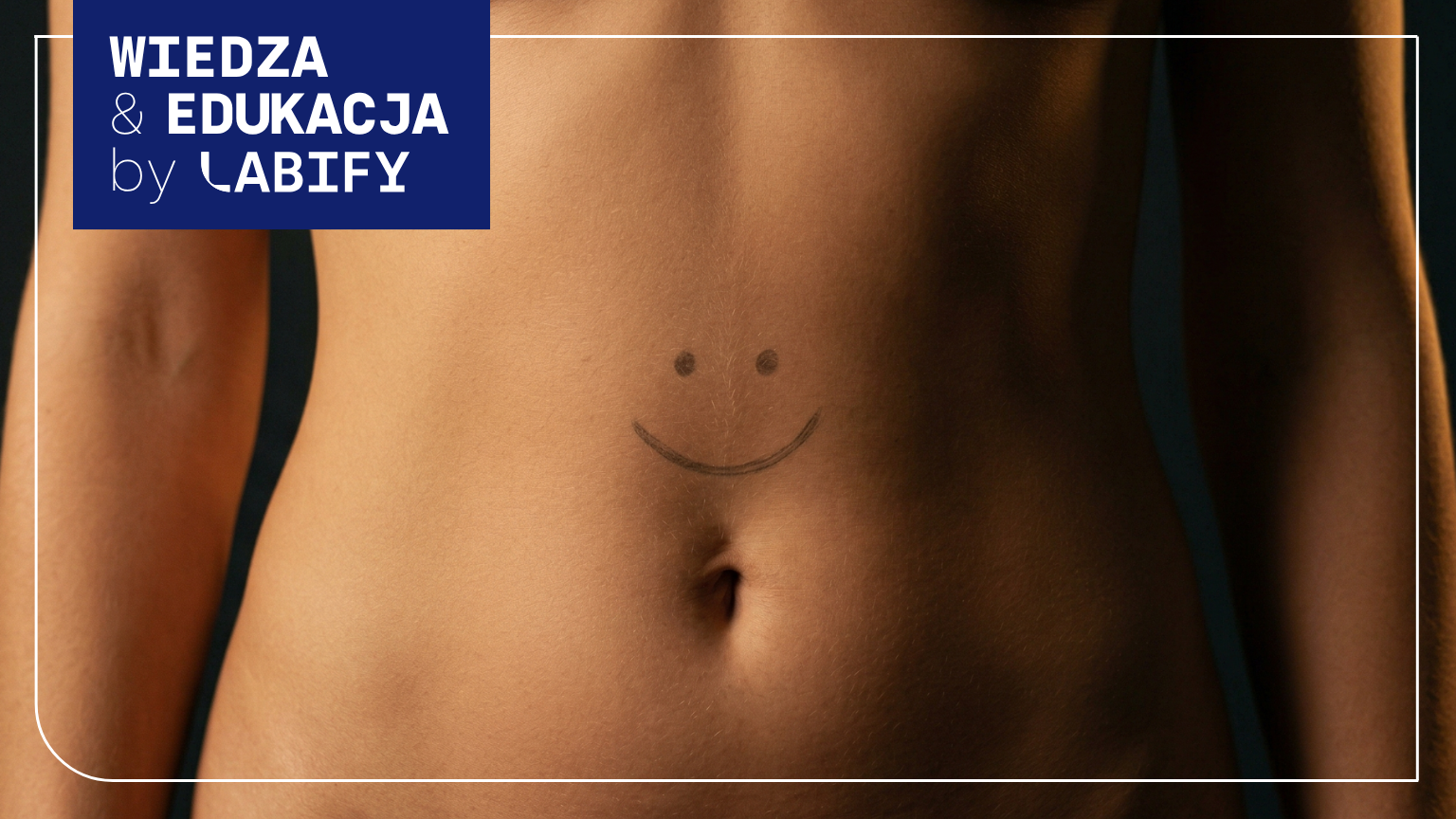 Brzuch z namalowanym uśmiechem