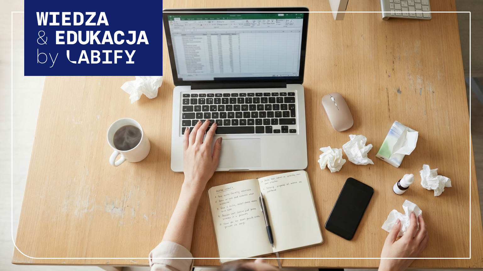 osoba z katarem pracuje przy komputerze