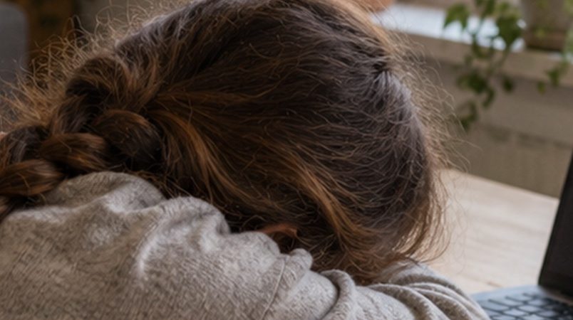 Ciągle chce mi się spać: skąd senność w ciągu dnia i co z nią zrobić